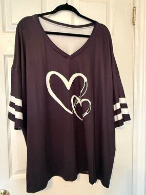 Plus Size 6XL Heart Graphic V-Neck Top